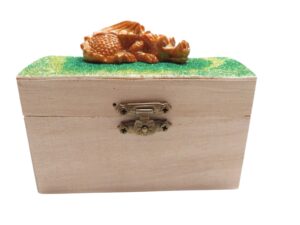 Houten schatkistje met draak en edelstenen